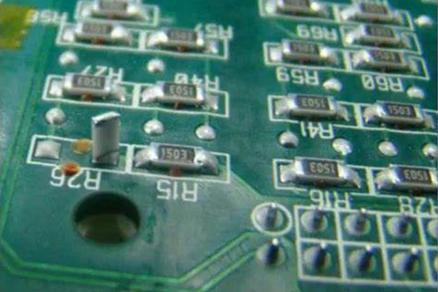 PCB焊接中的立碑問題：成因分析與工藝優(yōu)化